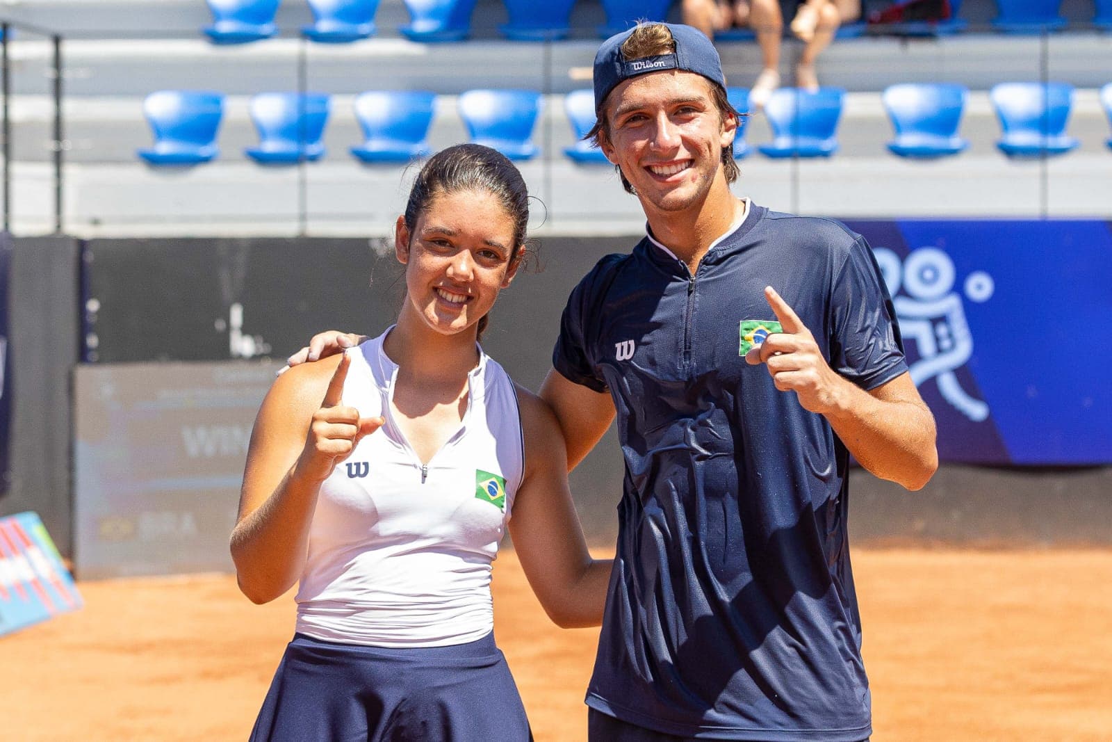 Duda Carbone com medalha de ouro